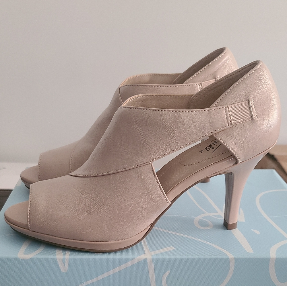 Life Stride peep toe heels